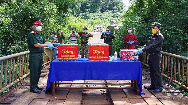 Dak Nong province presents donations to overseas Vietnamese and Cambodia’s Mondulkiri province
